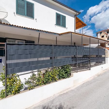 Apartment Radic-Perfect Location For Summer Activities Trogir Eksteriør bilde