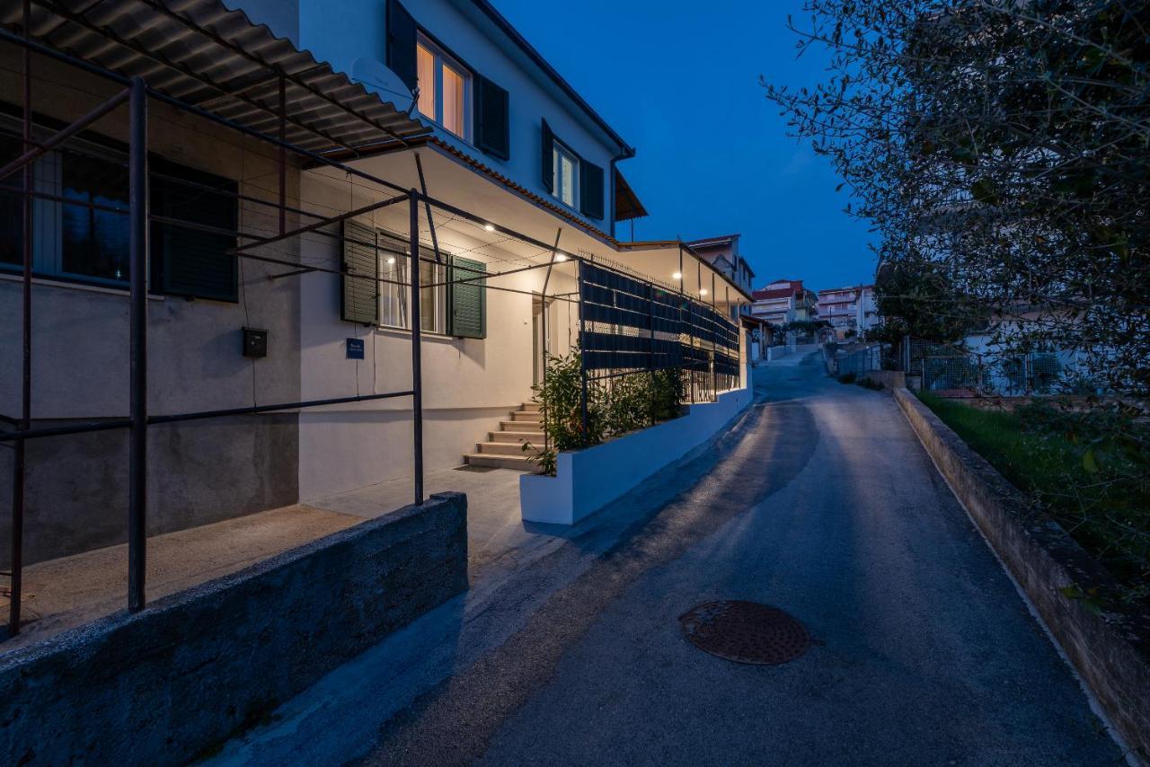 Apartment Radic-Perfect Location For Summer Activities Trogir Eksteriør bilde