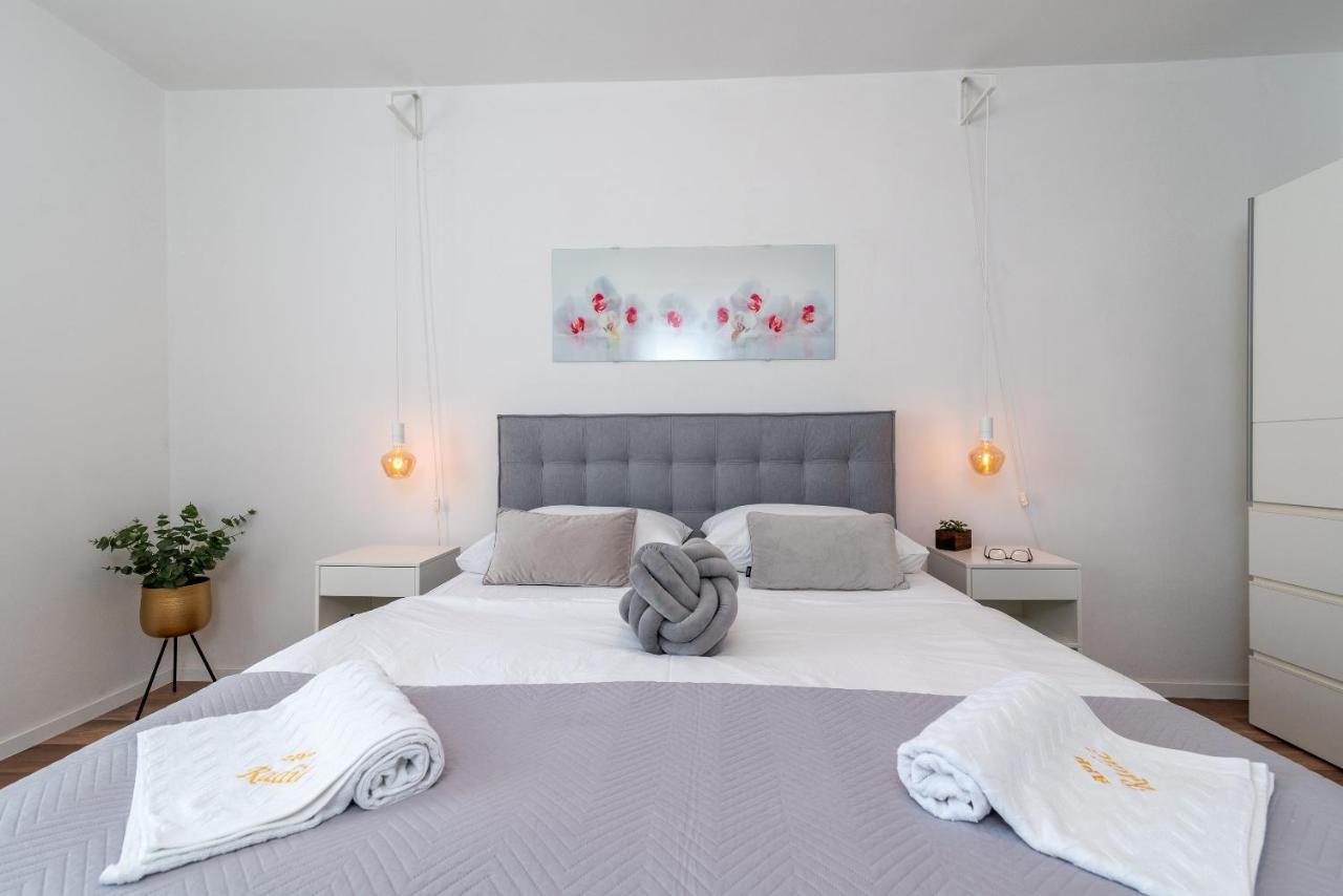 Apartment Radic-Perfect Location For Summer Activities Trogir Eksteriør bilde