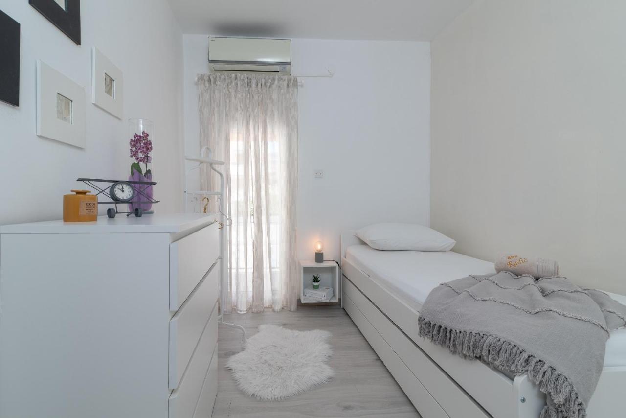 Apartment Radic-Perfect Location For Summer Activities Trogir Eksteriør bilde